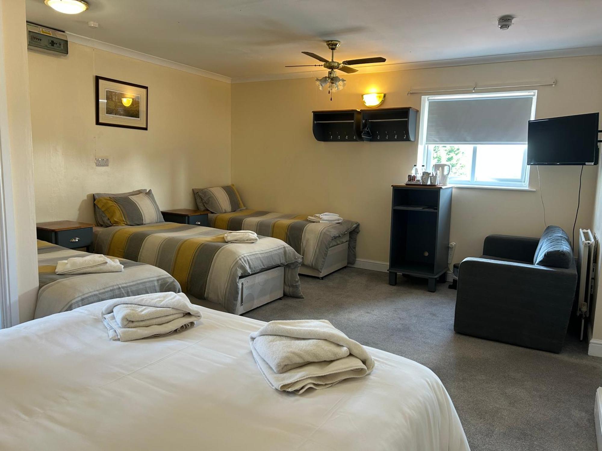יאוביל Halfway House Inn Country Lodge מראה חיצוני תמונה